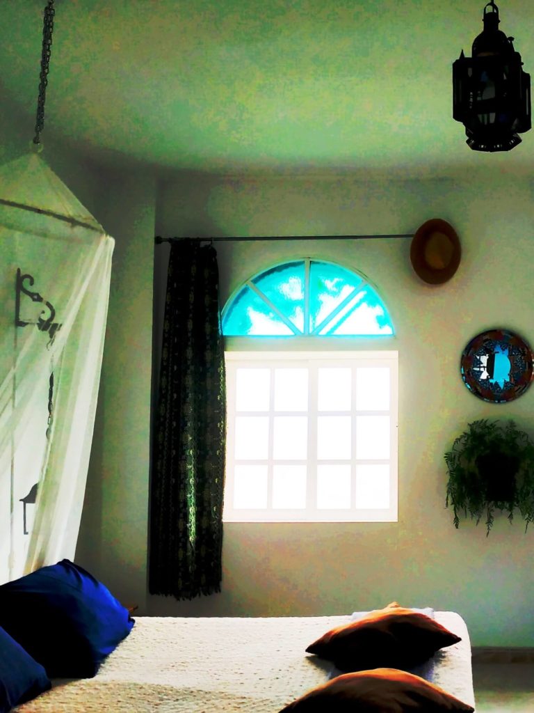 Chambre Andalouse lit et fenêtre