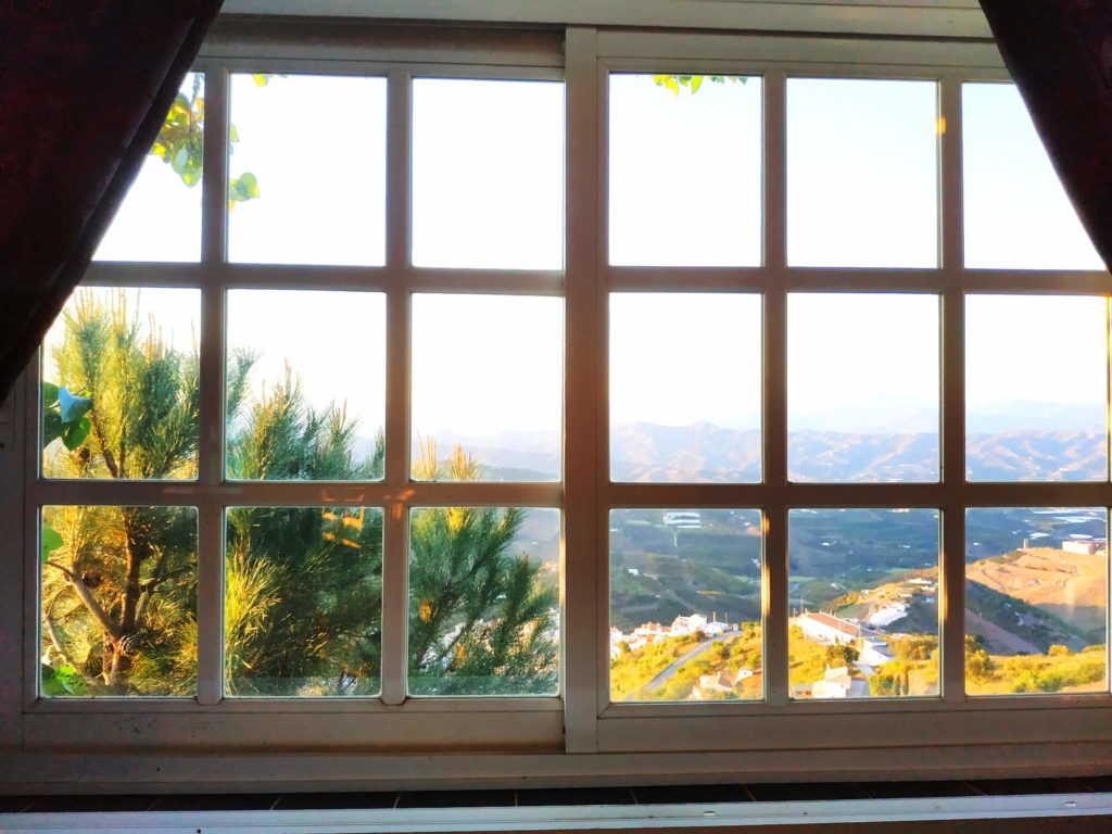 Habitación Mil y una Noches vista montañas ventana norte