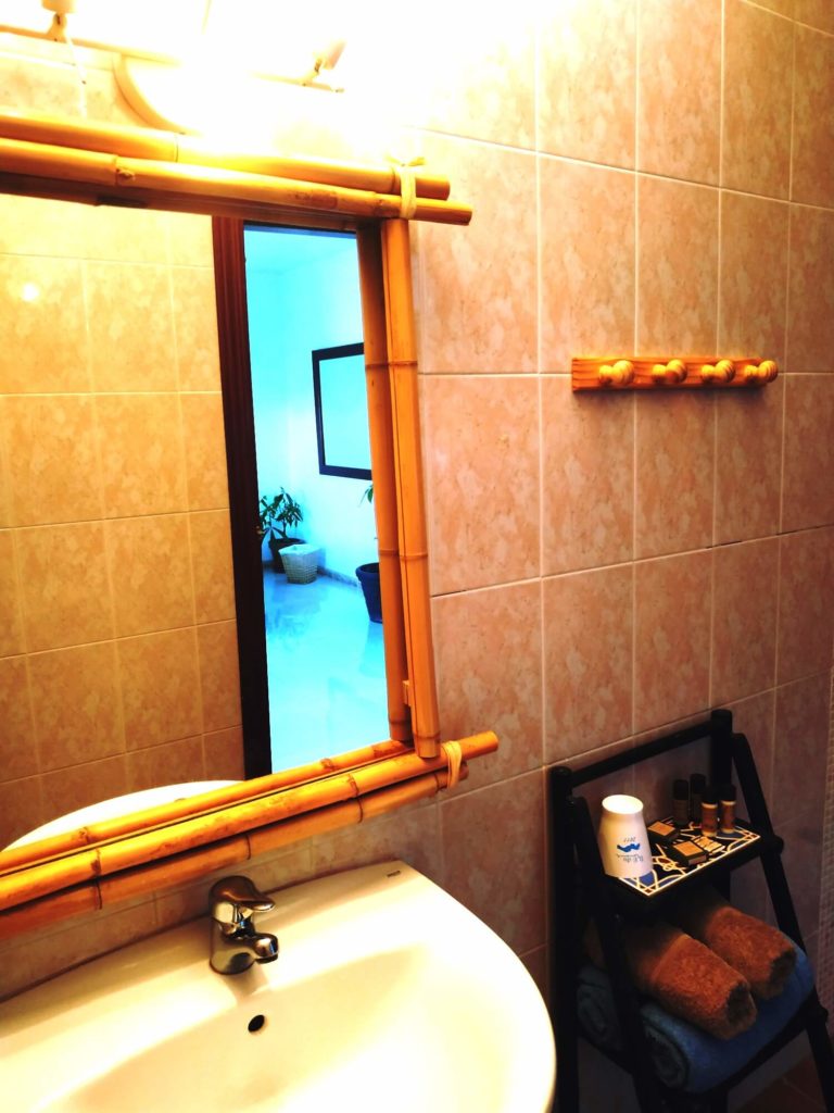 Habitación Tropical cuarto de baño lavabo y espejo