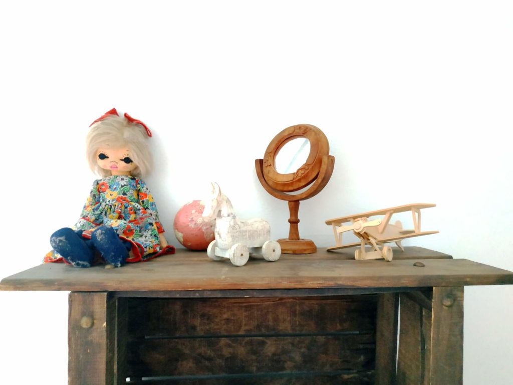 Habitación de las Maravillas estanteria con muñeca y otros juguetes antiguos