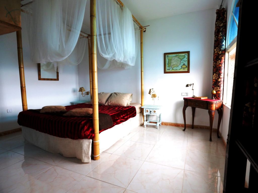 Chambre des Merveilles avec lit à baldaquin en bambou