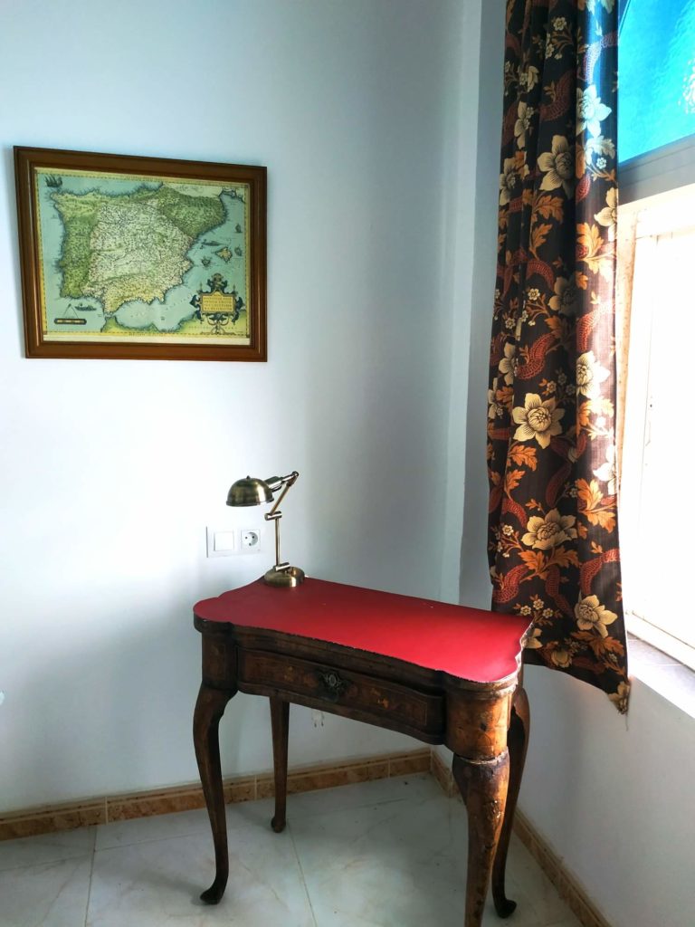 Habitación de las Maravillas mesa de bridge convertida de velador
