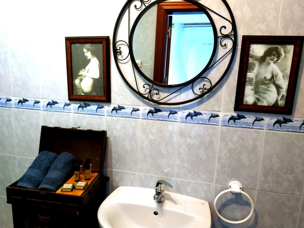 Habitación de las Maravillas cuarto de baño lavabo y fotos antiguas