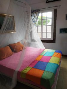 Casita de campo cama con mosquitera