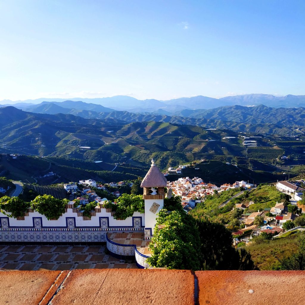 vista desde la terraza hacia el norte, pueblo y montañas