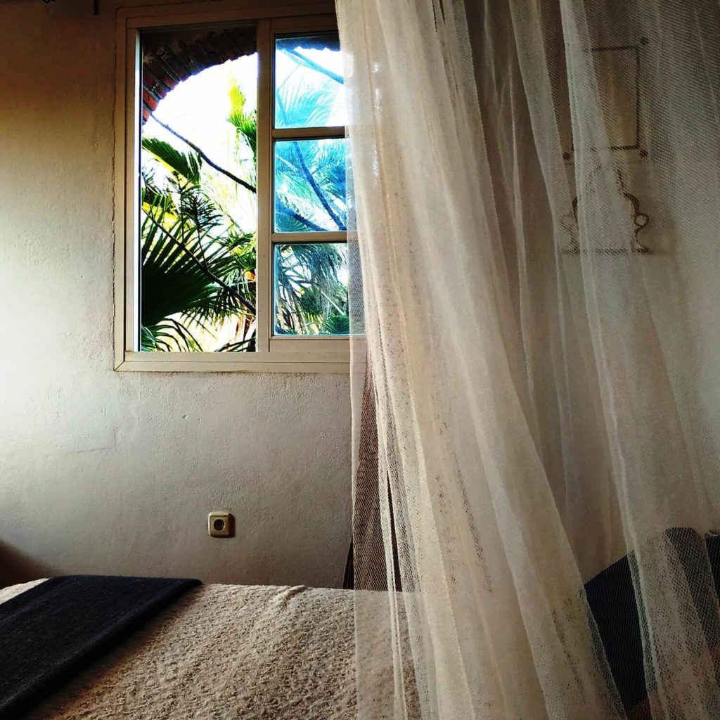 cama y ventana dormitorio