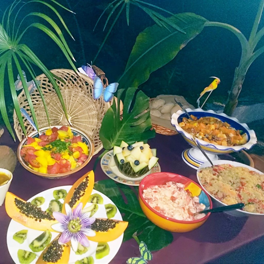bufé tropical con ensaladas decoradas con flores