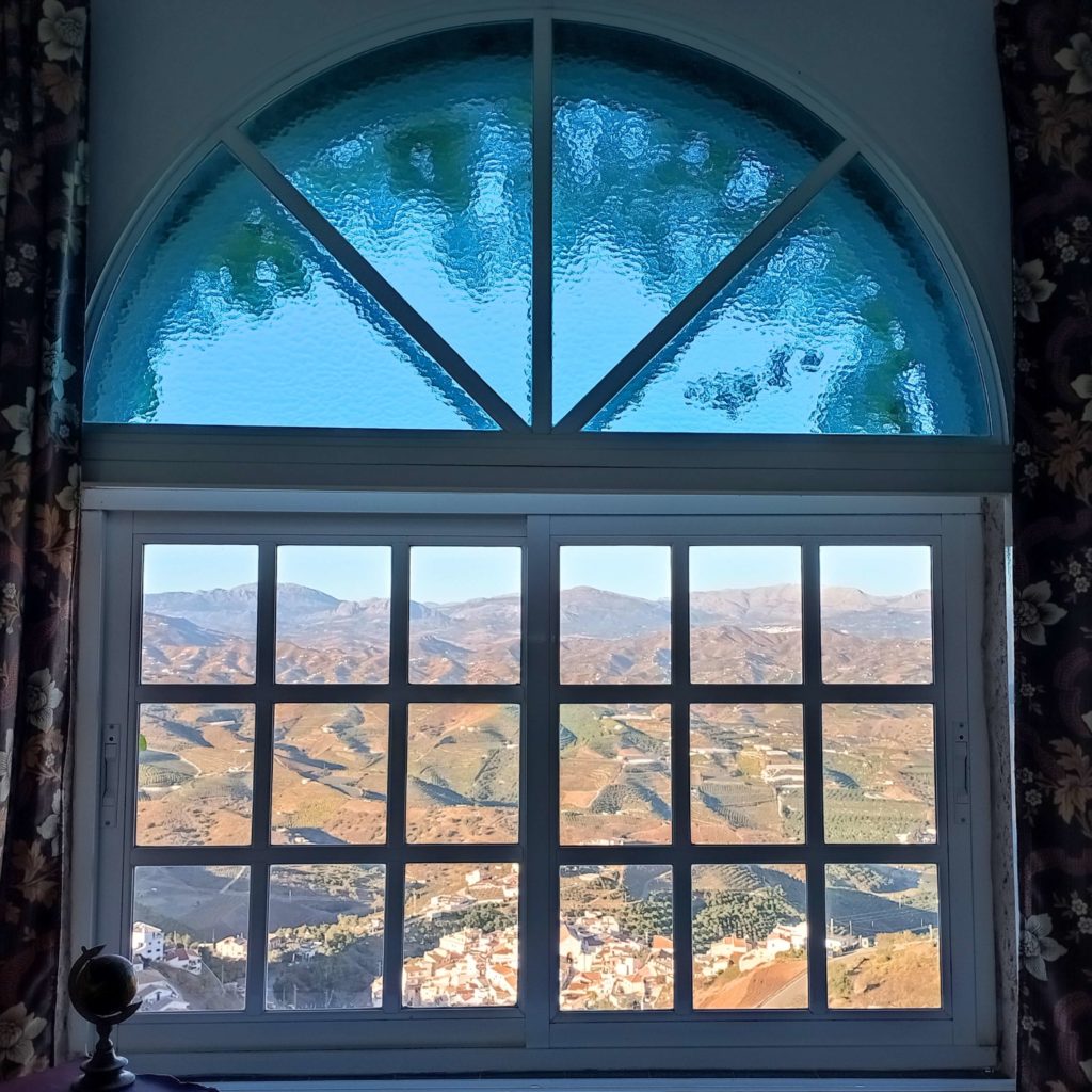 fenêtre avec vue sur des montagnes