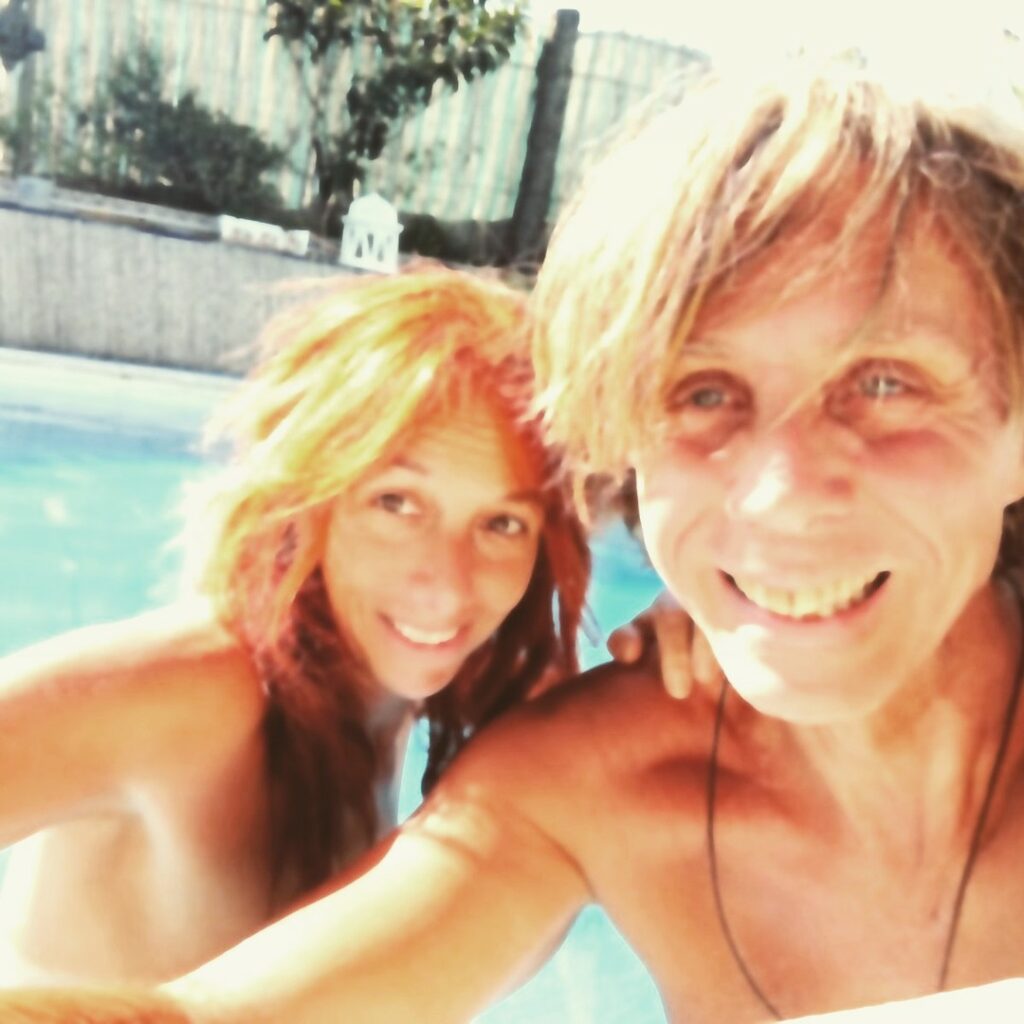 Selfie de una pareja sonriente en una piscina