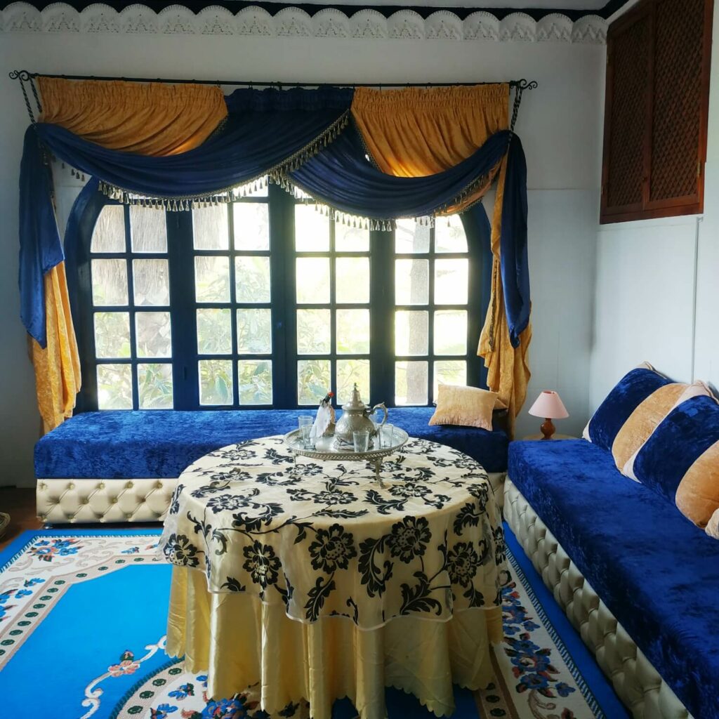 Arabische woonkamer met een raam en Arabisch theeservies op de ronde tafel