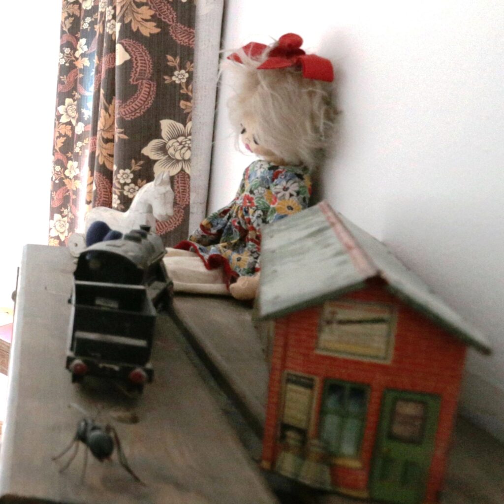 jouets anciens posés sur une étagère